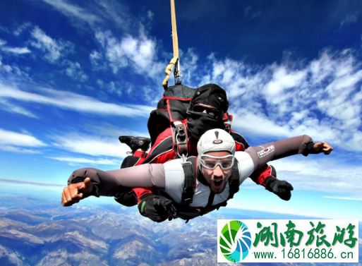 蹦极和跳伞哪个更刺激 蹦极和跳伞有什么区别 蹦极和跳伞哪个更刺激 蹦极和跳伞有什么区别