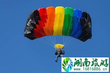 哪个国家跳伞好玩 跳伞多少钱玩一次 哪个国家跳伞好玩 跳伞多少钱玩一次